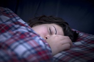 Researchers Explain 5 Health Benefits of Sleeping Without Clothes