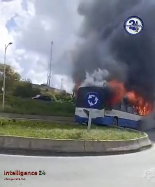 Nous dénonçons les mensonges et la propagande grossière du régime algérien, mais pourquoi devrions-nous adopter les mêmes méthodes ? En laissant circuler ce type de fake news, la crédibilité de l’information marocaine risque d’être sérieusement mise en doute.En réalité, il s’agit d’un incendie accidentel ayant touché un bus de transport urbain à Douera. Il n’est question ni d’une explosion de bombe, ni de victimes parmi les forces de l’ordre, ni de 30 morts.[Sources : - https://t.co/j50i1QTjAo-