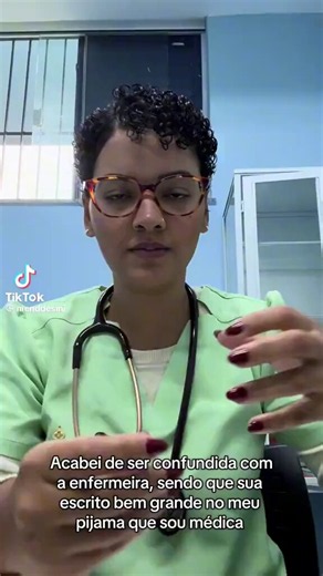 Não é ofensa se confundida com enfermeira, mas esse confundimento não existe com uma médica branca ou um médico homem. Esse é o ponto. A sociedade que faz essa discriminação, e ela como uma pessoa negra só poderia ser enfermeira. Mesmo estando identificada como médica