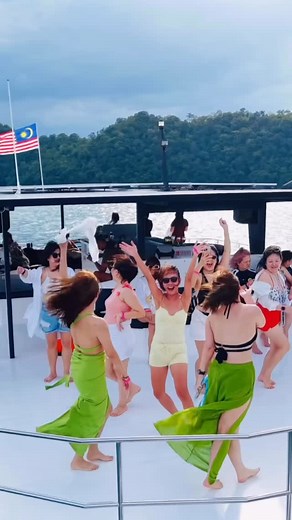 Had a great experience on the sunset cruise. The weather was perfect, the view was beautiful, and the whole ride felt relaxing. The crew was friendly and everything was well-organized. Truly a great experience and worth for money 💰 非常棒的夕阳邮轮体验。 天气非常好，景色很漂亮，整个航程都让人感到放松。 工作人员也很友善，确实是一次很棒的体验，而且非常值得。 RM228.00/ pax 包括： Free flow drinks ( Beer / Cocktails / Soft Drinks) 1 meal - Dinner Free Ride in paddle board Free Ocean Jacuzzi Booking contact : 小强兰卡威旅程 @xqlangkawi 🛳️ Sunset Cruise 🌅 @goldeneaglec