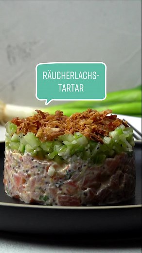 Räucherlachs-Tatar mit erfrischendem Apfel-Gurken-Salat