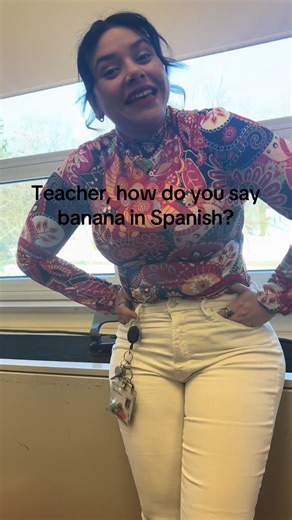 Banana? ❌ plátano ❌ banana ✅ GUINEO 🇻🇪 Venezuelan Spanish is built different 🇻🇪😂 ¿Cómo se dice en tu país? #VenezuelanSpanish #VenezuelanTeacher #TeacherTok #CulturaLatina #LatinoHumor @Venezolanos en USA 🇻🇪❤️🇺🇸