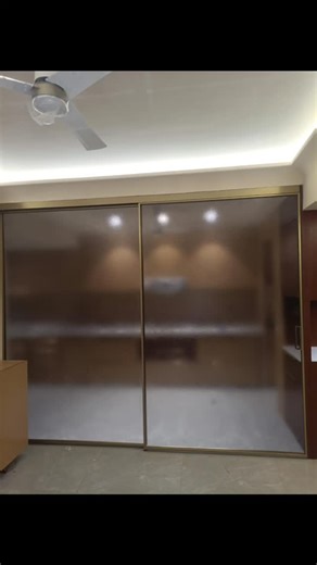 Slim Partition The Slim Telescopic Partition offers an elegant...