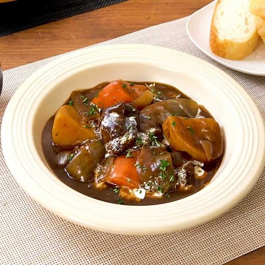 うまみがすごい！ 牛すね肉のビーフシチューのレシピ動画・作り方 | デリッシュキッチン