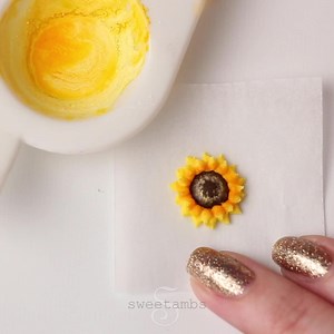 I'd like to sit outside of this barn and watch the clouds go by! Come join me on Patreon for the full video tutorial. You'll get access to my recipes, templates, tips for making amazing cookies, and personalized cookie decorating advice! https://www.patreon.com/posts/barn-cookie-with-41390704 | SweetAmbs