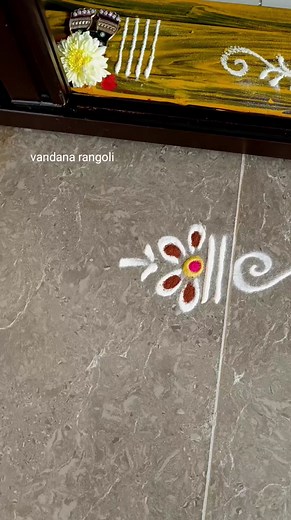 Easy border rangoli designs | Door rangoli designs #reels #facebookreels #rangoli #viral #kolam #artandcreativityathome | Vandana rangoli