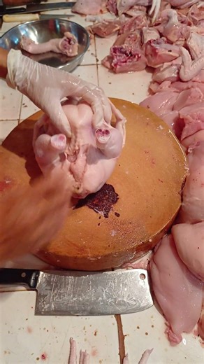 removing the chicken giblets #cuttingchicken #butcher