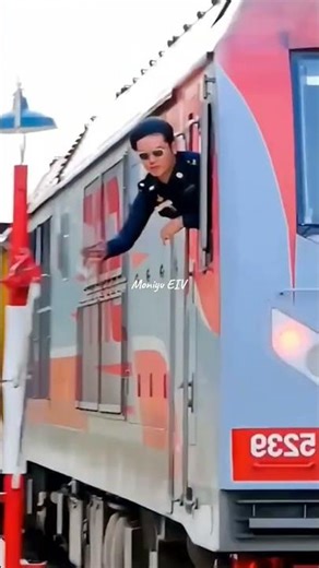 Detik-Detik Masinis Ambil Token Saat Kereta Melaju, Nggak Boleh Sampai Gagal! #shorts #KeretaApi