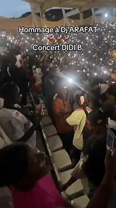 Le public sur le titre emblématique "Djessimidjeka" de DJ Arafat lors du concert de Didi B au Stade FHB. #Zikothèque #DidiB #DjArafat | Zikothèque