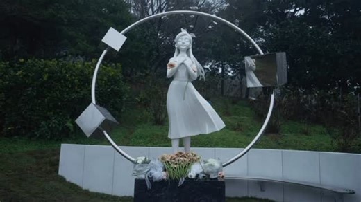 ChenDao_LEE on Instagram: "《熙媛的永恆軌道》 製作全紀錄 在徐熙媛大S離世滿一年之際，一座為她而存在的紀念雕塑，將永久佇立於新北市金山，遙望她熟悉的台北天際線。 經具俊曄先生授權，本人李承道就《熙媛的永恆軌道》一作之創作背景、設計概念與製作歷程提出說明如下。 本計劃為一件大Ｓ塑像與抽象物件並置的裝置藝術，協同臺灣頂尖美術製作團隊，歷經數月的反覆討論修正，最終以不鏽鋼與黃銅鑄造完成。整體裝置呈現範圍約為七十二平方公尺，雕塑主體高度約三百三十公分。 製作人 具俊曄 @koo 藝術總監 李承道 @chendao_lee 監造團隊 道道藝術 拼拼藝術 @lcd_artelier 攝影 符碼視覺 @mai821209 @desolate_film 以下碑文全文： 徐熙媛 1976-2025 熙媛的永恆軌道 | Eternal Orbit of Hsi-Yuan 具俊曄 謹立 這是一座為熙媛而存在的宇宙。 她的丈夫具俊曄以雕塑為她留下一條不會終止的軌道，讓思念持續運行。 九個立方體如行星般圍繞著熙媛——它們既是Koo最核心的創作符號，也是一段被長久支持、溫柔守望的藝術人