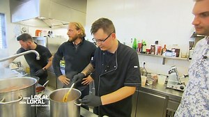 In der Küche widmet sich Koch Manfred bereits dem "Fiaker Gulasch" für den Hauptgang. David und Maximilian schauen ihm bei der Zubereitung des traditionellen Gerichts aus Wien über die Schulter und packen direkt mit an. #watch | Mein Lokal, Dein Lokal