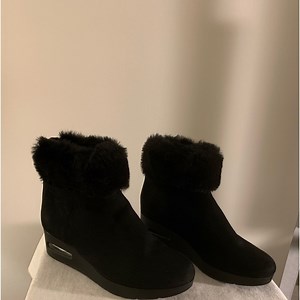 DKNY SUEDE AND FUR BOOTIES SZ 7 BLACK