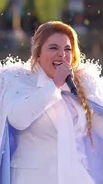 Santa performs "Let It Go" at Disney Adventure World ❄️