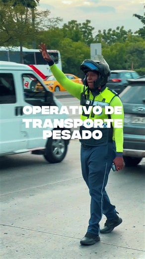 Ejecutamos operativos de control al transporte pesado en las principales vías de la ciudad para verificar que los vehículos cuenten con la documentación en regla, cumplan las normas técnicas y lleven la carga correctamente asegurada. Recordamos a los conductores que respetar la señalización y los límites de velocidad es clave para evitar sanciones y proteger la vida de todos en la vía. #AsíSeHaceGuayaquil