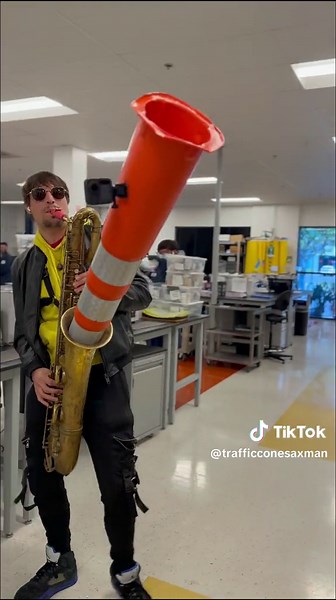 Saxocone Performance at Lab | Sax Vibes Band