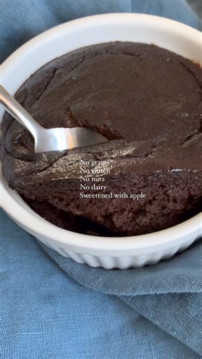 Follow @lilsipper if you want more easy, healthy recipes like this 3-ingredient cake made without any gluten, grains, nuts, oil, or diary! It’s paleo and only sweetened with the apple you see here! That’s it! Trust me, this recipe will be on rotation....every night! lol LIKE COMMENT “cake” if you want the recipe and exact measurements, and if enough people do, I will pin the recipe to the top! So be sure and come back to @lilsipper to check! #chocolatecake #easycake #cake #applecake #grainfreeca