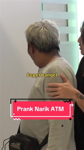 Yakan dia yg narik uang nya yak | cashiers taking money