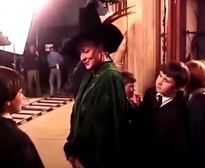 The late Maggie Smith on the set of Harry Potter. Watch Harry Potter and the Sorcerer's Stone on the big screen again at Velvet Cinemas by GSC this 11 - 13 Oct 2024: tinyurl.com/COMY-HPSorcerersStone And/Or Harry Potter and the Chamber of Secrets: tinyurl.com/COMY-HPChamberofSecrets #CinemaOnlineMY #MaggieSmith #DameMaggieSmith #HarryPotter 📷 @ TheDailyHPotter on X | Cinema Online