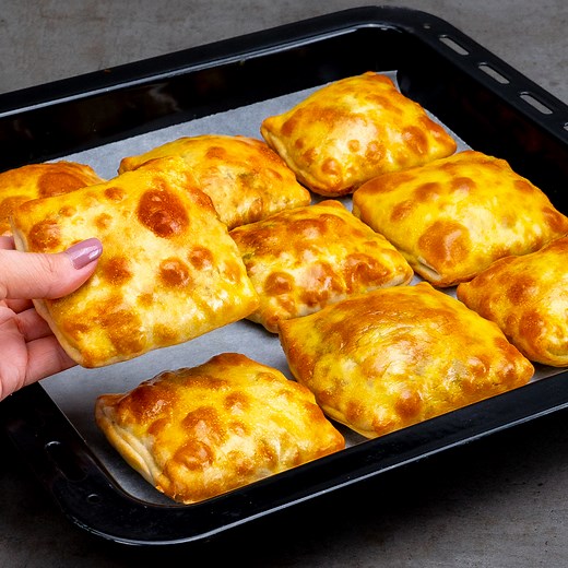 137K views · 492 reactions | Küçük bir sır ve sıradan çörekler bir şahesere dönüşüyor! Malzemeler: süt: 20 ml yumurta sarısı: 1 adet Dolgu: yeşil soğan: 50 g maydanoz: 50 g ıspanak: 60 g tuz: 5 g kimyon: 5 g acı pul biber : 8 g kuru nane: 5 g karabiber: 5 g soğan: 2 adet tereyağ: 20 g yağ: 15 ml hamur: kefir: 200 g su: 90 ml tuz: 8 g yumurta akı: 1 adet un: 420 g | Cookrate - Turkey | Facebook