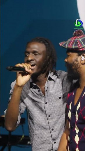 Sjava performing “Umbayimbayi” with a blind fan at the 2025 #MahindraFusionFest