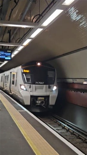 GN Class 717 arriving.