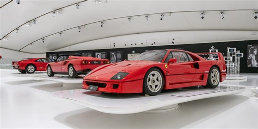 Ferrari e le leggende della musica: a Modena la mostra con le auto di Lennon, Jagger e Pavarotti