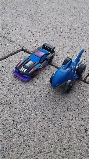 Hot Wheels Let's Race! Activate! short race: GT-Scorcher vs Shark Bite