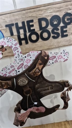 Chocolate is definitely this seasons colour 🤎 @pawsomepawsboutique in sizes XS to XL Handles for training and added control (perfect for hikes) Fully adjustable neck and chest straps, find your dog's perfect fit! Reflective trim for extra visibility in the dark Lockable security buckle on neck to avoid harness going over your dog's head Front and back metal D-Rings coated in durable coloured plastic Lined with breathable air mesh for extra padding and quick drying Independently UK lab tested fo