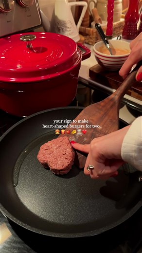 The best vegan burger I’ve made so far😍🍔🍟🍅🧀👩🏼‍🍳❤️ #veganburger #heartshapedfood #valentinesfood #valentinesdinner #burgerideas