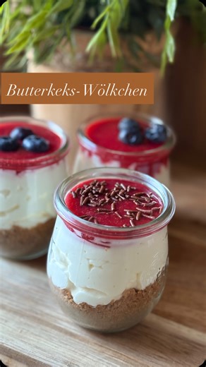 Denise Bunjes-Dittmer 🔹Rezepte|Kochen|Backen|Pampered Chef🔹 on Instagram: "Bist du noch auf der Suche nach dem perfekten Abschluss für dein Silvestermenü? 🎆 Dieses cremige Schicht-Dessert im Glas ist nicht nur ein optisches Highlight, sondern schmeckt auch wie eine Wolke! ☁️ Das Beste: Du kannst es super vorbereiten, damit du am Abend mehr Zeit zum Feiern (und Anstoßen 🥂) hast! 💡Veredelungs-Tipp für 2025: Streu etwas essbaren Glitzer über die Himbeerschicht für den ultimativen Wow-Effekt um