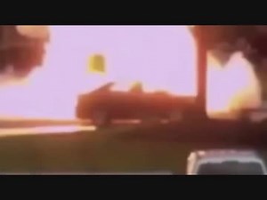 【衝撃映像】世界の死亡寸前ハプニング&クラッシュ映像集2017.webm