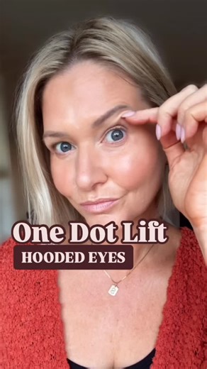 Sonya MacDonald /Hooded Eyes Makeup/Skin on Instagram: "The Dot That Lifts!!! Hooded eye gals, this will lift the eye and finish off those eyeshadow looks! ‼️So easy!!! This dual ended eyeshadow brush changed the game for this girl! I use it everyday! 🤗You have to try it! Using a dark matte on that outer corner is just the chef’s kiss! 🤌🏻💃 So much added dimension!! Comment “Lift” and I’ll send along what I used here! And press follow for more! ❤️Sonya #eyeshadowtutorial #hoodedeyemakeup #hoo
