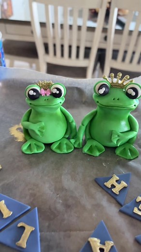 Adorable Froggy Cake Toppers 😍