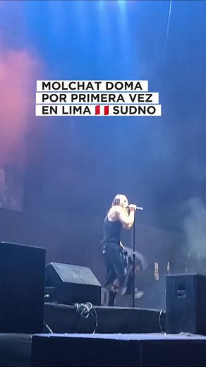 Desde Bielorrusia, Molchat Doma mezcla post-punk, darkwave y synth-pop en un sonido oscuro, nostálgico y profundamente hipnótico. 🖤 Entre bajos fríos, sintetizadores retro y voces melancólicas, la banda crea una atmósfera que te atrapa entre el baile y la introspección. 🌫️✨ #molchatdoma #molchatdomaenlima #postpunk #darkwave #synthpop | Conciertos Rock/Metal Perú