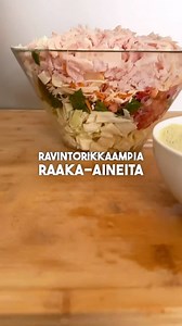 Valmista itsellesi ruokaisa salaatti @ainorouhiainen ohjeilla🥗 ”Salaatin ei tarvitse olla aina kurkkua ja jäävuorisalaattia, sillä vähän ravitsevimmilla vaihtoehdoilla saat monipuolisemman ja herkullisen salaatin aikaan. 😋🥗 Käytä tavallisen jäävuorisalaatin sijaan ravintorikkaampaa kaalia ja esimerkiksi romaine-salaattia tai lehtikaalia, lisää siihen haluamasi täytteet ja kruunaa maistuvalla kastikkeella. Tämän herkullisen pestokastikkeen ohjeen löydät mun edellisestä julkaisusta! Kulhossa on