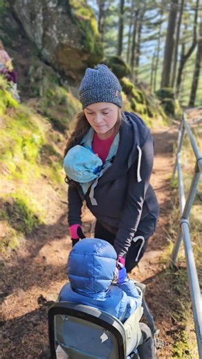 Want to hear my thoughts on the @thule Sapling Carrier? So first- I would rank it number one for how it holds the child. As a babywearing educator and mom to 4- long term comfort and support for the child is at the forefront of my mind. The reality is, most hiking packs don't create the most ergonomic support for the child. Which is unfortunate as hiking packs are typically designed to hold a child for extended periods. They typically rely on using stirrups to keep the child's leg propped up to 