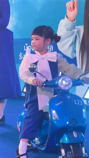 centralwOrld | ภาพบรรยากาศงานแถลงข่าวเปิดตัว แอบิเกล แม่ชม พรีเซนเตอร์ใหม่ ของ Krungthai-AXA Life ที่เซ็นทรัลเวิลด์ 💙 #KrungthaiAXALife #Abigail #เจ๊เกล... | Instagram