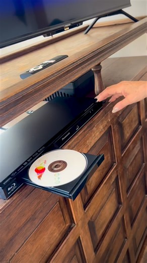 Resolviendo el domingo… Lo que es conservar 😎😉 Aquí com nuestro intacto Blu-ray Disc que nos salvó la vida 😅 y desempolvando los “quemaítos” comprados en el “Sambilito” en Macaracuay cuando el paro petrolero .. Que cosa? Hoy día vuelven a hacer su chamba en otro acontecimiento nacional… 🤔 | Alba Roversi