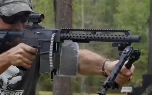 22小口径全自动弹链机枪，砍起树来真过瘾！