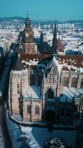 Visit Košice on Instagram: "Zamilujte sa do mesta ako z rozprávky 🩵 ! Navštívili ste už magické a čarovné Košice s nádhernou scenériou v historickej pamiatkovej rezervácii? Príďte si do Košíc po nové zážitky a spoznajte napínavé živé dianie na Hlavnej ulici, ktorá vo vás prebudí príjemné pocity a chuť objavovať všetko, čo mesto ponúka. Kliknite si na naše BIO s praktickými informáciami a článkami na tie najlepšie cestovateľské tipy v Košiciach – a to nielen počas zimného obdobia 🥰 ! Čo na zasn