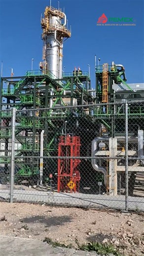 ⛽La refinería de Tula se suma a la modernización y la ampliación del Sistema Nacional de Refinación. Con estas acciones, #Pemex ha recuperado su capacidad de refinación produciendo más de un millón de barriles diarios. Pemex no pierde al refinar, Pemex genera valor. 🛢️ | Pemex