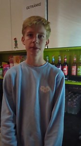 Der YouTuber Philipp Mickenbecker baut mit den Real Life Guys fliegende Badewannen, U-Boote und eine Achterbahn im Baumarkt. Er hat auf YouTube Millionen von Anhängern. Dann bekommt er Krebs. Filmemacher Lukas Augustin zeigt in einer Doku das Leben und Sterben des berühmten YouTubers. Der Film läuft gerade im Kino: "Philipp Mickenbecker - Real Life". Am Wochenende war er bei der Herzschlag - Junge Kirche im Südharz zu sehen. 120 junge Menschen waren gekommen. Den eigenen Tod mit der Kamera begle