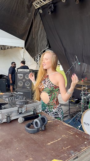 349K views · 12K reactions | A pegada que ela tem… vai novinha! #dj #show #funk | Amanda Schimitz DJ | Facebook