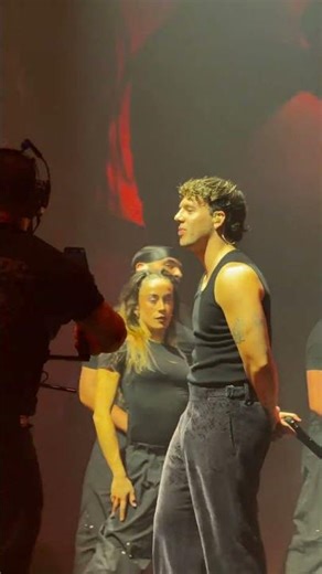 This singer fell in love with his dancer at a concert 😱