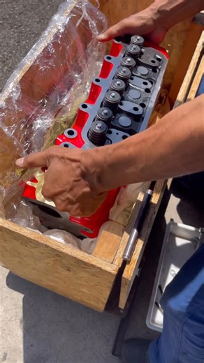 ミニ専門店 クラフトハウス on Instagram: "K様のブラック、納車整備。 シリンダーヘッドとエンジン本体のオーバーホール。 美しく研磨された金属面。 こんなに美しいのに組みあげるともう見えなくなるってのがなんとも粋です。 これは新品に見えますが、再生です。 オーバーホールは今回も@stockvintage_japan さんにお願いしました。すごいです。ありがとうございます。 中古車再生は楽しいっていうのが伝わるとうれしいです😙 . #MINI #rovermini #minicooper #classicmini #ミニ #ローバーミニ #ミニクーパー #クラシックミニ #クラフトハウス京都 #crafthousekyoto #K様ブラックフルオーダー納車整備 #健康なミニ #ヘルシーなミニ"