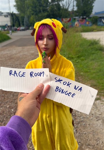Jak myślicie… co ostatecznie wylosowałam – bungee czy rage room? 👀🎲 🎲 Śniadanie? Los zdecydował, że zaczynamy od @Gorący Precel 🥨 🦆 Potem szybkie zakupy w Duck Store. 🍵 Obowiązkowy przystanek na matchę w Mori Matcha 🎮 Spacer po mieście w strojach Pokémonów. 💥 A na sam koniec… największa decyzja dnia: bungee czy rage room? Postanowiliśmy sprawdzić, ile atrakcji da się zmieścić w 2,5 godziny w Krakowie. Bez planu, za to z losowaniem na każdym etapie! 😂 Jestem ciekawa, czy zgadniecie, co w