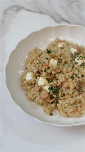 Trigo cremosito y reconfortante 🍲🇵🇪 Sencillo, casero y de esos platos que te abrazan. Tip: remojar el trigo toda la noche hace toda la diferencia ✨ Ingredientes 1 bolsa de trigo (remojado toda la noche y agua cambiada) 200 g de tocino picado 4 cds taza de aderezo criollo (cebolla, ajo y crema de ají) 4 tazas de caldo o agua 200 g de queso fresco en cubitos Sal y pimienta Perejil picado Preparación 1. Dorar el tocino y retirar. 2. En la grasa del tocino, sofreír el aderezo criollo. 3. Agregar 