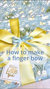 Here’s a clever way to make 2 loop bows ahead of time using your fingers. #giftwrapping #giftshop #bows #fingers #howto | Avenue Wrapping