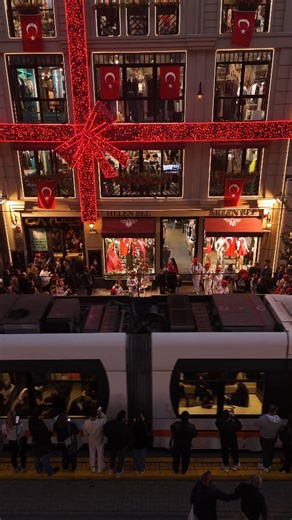 Helen Bee on Instagram: "Cumhuriyet’in ritmi Helen Bee’de yankılandı! 🇹🇷 29 Ekim’de mağazamızın camlarından yükselen orkestranın melodileri, kalabalığın coşkusuyla birleşti. Bu unutulmaz anları bizimle paylaşan herkese teşekkürler! ✨ #HelenBee #CumhuriyetBayramı #29Ekim #CumhuriyetCoşkusu #BeeYourself"