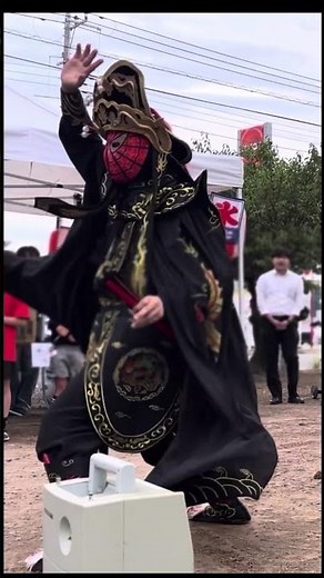 【一瞬の神業】扇子をかざした瞬間に顔が変わる！？伝統芸能「変面」が凄すぎた！